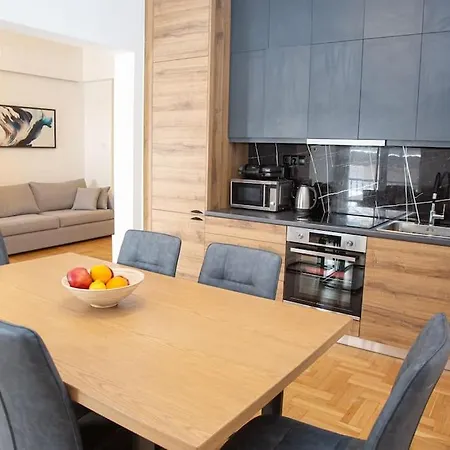 Spacious In Pagkrati 아파트