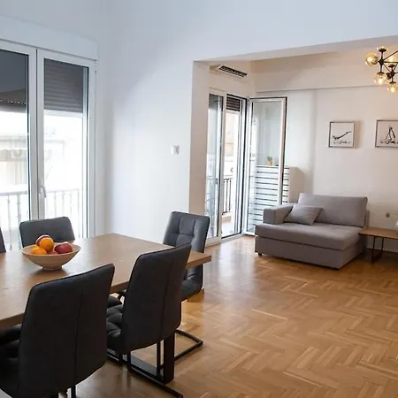 Spacious In Pagkrati アパート *